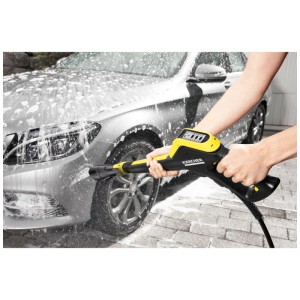 Auto pulita con shampoo per auto Kärcher RM 619 e idropulitrice.