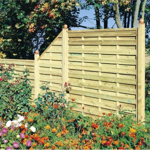 Pannello di recinzione dritto in legno, impregnato a pressione verde, 180x180 cm, in giardino.