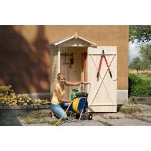 Armoire de jardin Weka avec toit à deux pentes (83x85cm) avec porte ouverte et outils de jardin.