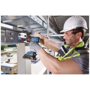 Handwerker mit Bosch Professional Steckschlüssel-Set beim Schrauben an Metallkonstruktion.
