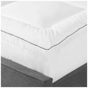 Surmatelas Beliani Mulhacen blanc en coton Japara (180x200 cm) sur un lit.