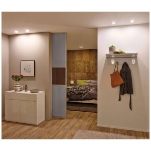Spot LED encastrable Base orientable (3 x 5 W) intégré dans un couloir aménagé de façon moderne.