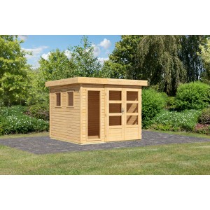 Naturbelassenes Karibu Gartenhaus Maradi 3,5 aus Holz mit Fenster und Doppeltür im Garten.