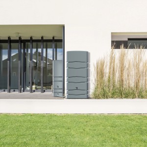 Waterform Aqua Tower 650 l grigia, barile per acqua piovana, contro muro. Stoccaggio acqua piovana.