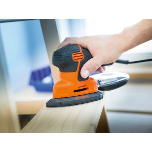 Ponceuse LUX avec patin abrasif K240 ponçant du bois.