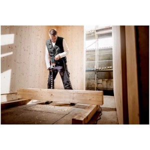 Handwerker bohrt mit der Metabo Schlagbohrmaschine SBE 850-2 ein Loch in einen Holzbalken.