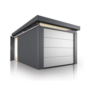 Porta sezionale Biohort color argento metallizzato per casette da giardino, antieffrazione e isolata.
