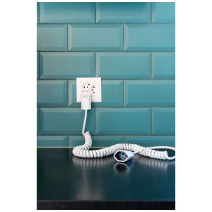 Rallonge spiralée noire Max Hauri (4 m) branchée sur prise murale.