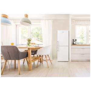 Frigorifero combinato Domo DO91304C bianco (138 l) in ambiente luminoso.