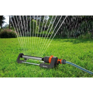 Arroseur oscillant Gardena Aqua M arrosant une pelouse.