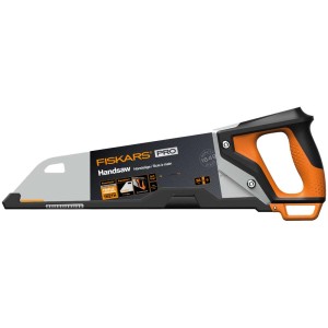 Scie à main universelle Fiskars Pro Power Tooth, 38 cm, avec poignée orange et noire et protège-lame.