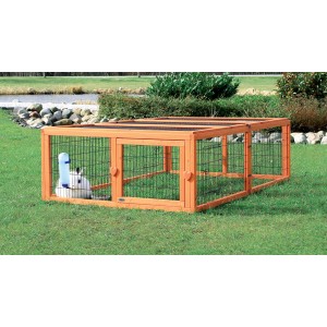 Parc extérieur Trixie Natura, 174x48x109cm, avec lapin et biberon dans le jardin.