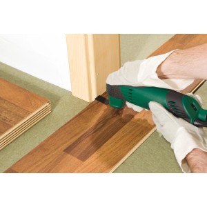 Lama a immersione LUX in uso: il multiutensile taglia il laminato per transizioni perfette.