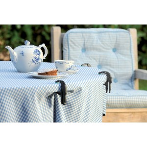 Serre-joint à ressort Ergo Wolfcraft FZH 3 cm utilisé sur une table de jardin avec une nappe à carreaux bleus et blancs.