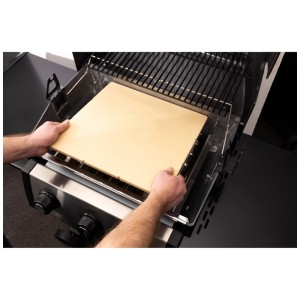 Broil King Pizzastein Terrakotta wird auf einen Grill gelegt. Grillutensil für knusprige Pizza.