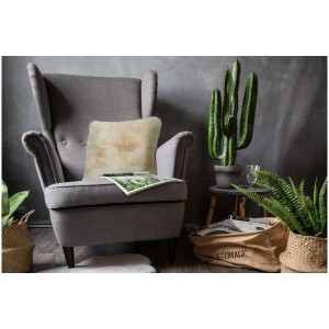 Coussin Coste beige en polyester 40x40 cm sur fauteuil. Coussin décoratif pour salon.