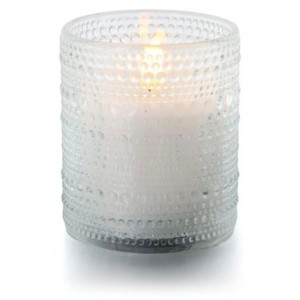 Weiße LED-Kerze Perla im Glas mit Noppenmuster, Ø 9 cm, Höhe 10 cm.