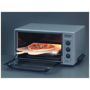 Set pierre à pizza/pain Rommelsbacher dans le four avec pizza sur pelle en bois. Ustensile de grill pour des résultats croustillants.