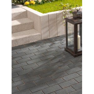 Pavés rectangulaires anthracite 20x10x6 cm sur terrasse avec lanterne et escalier.