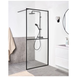 Paroi de douche Aculeo transparente en verre de sécurité avec cadre en aluminium noir dans une salle de bain moderne.