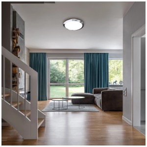 Plafonnier LED Briloner chromé (Ø 31cm) dans un salon moderne. Plafonnier de salle de bain avec protection IP44.