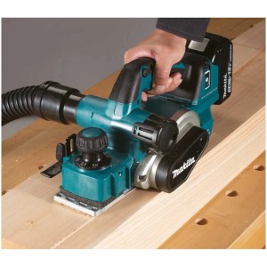 Rabot à main sans fil Makita DKP181 ZJ en utilisation sur du bois.