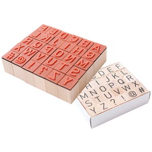 Stempelset ABC mit 30 Teilen aus Holz und Gummi für Bastelfreunde.