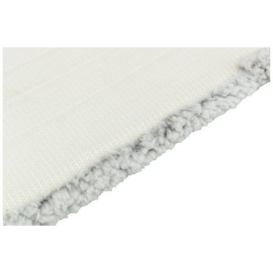 Gros plan du tapis pour animaux Trixie Calida en blanc-gris avec aspect peau d'agneau.