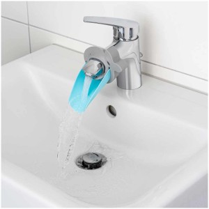 Reer Wasserhahn-Verlängerung in Blau-Grau am Waschbecken mit laufendem Wasser.