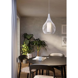 Lampada a sospensione bianca Eglo Razoni con paralume in filo metallico e cilindro in vetro sopra il tavolo da pranzo.