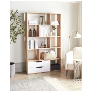 Étagère Beliani Wadena aspect bois avec 9 compartiments et 2 tiroirs blancs dans un salon.