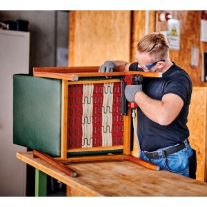 Homme travaillant sur une chaise avec un compresseur Einhell TC-AC 190/24/8.