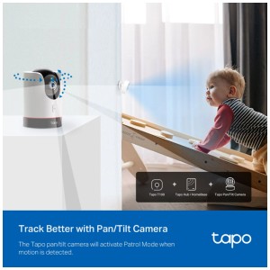 Sensore di movimento Tapo T100 bianco, con bambino e telecamera di sicurezza sullo sfondo.
