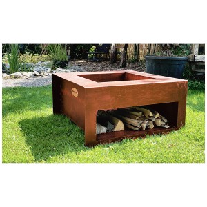 Brasero en acier Sonnenkönig Bellow avec rangement pour bois dans un jardin.