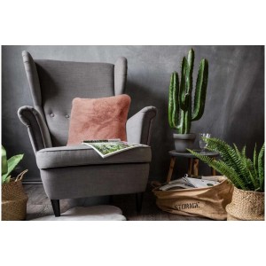 Coussin Coste rose poudré 40x40 cm en polyester sur fauteuil. Coussin décoratif pour salon.