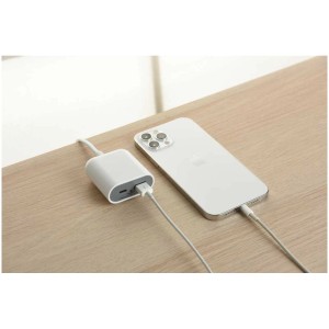 Rallonge (3m) avec port USB-C et USB-A chargeant un smartphone.