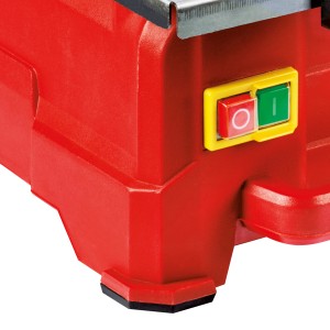 Gros plan sur la carrelette Einhell TC-TC 800 : boîtier rouge, interrupteur et pieds.