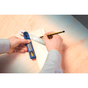 Fausse équerre LUX en plastique 240 mm Classic traçant un angle sur du bois.