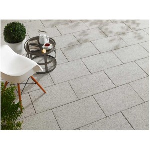 Lastre per esterni Mailand chiare 60x40 cm con grana di pietra naturale posate su terrazza.