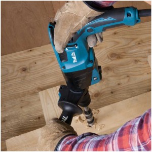 Marteau perforateur Makita HR2630J en action perçant du bois.