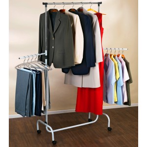 Wenko étendoir à vêtements Trio avec vêtements, réglable en hauteur et mobile pour un rangement flexible.