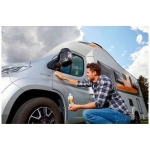 Homme polissant un camping-car avec Sonax Caravan Polish. Entretien auto pour surfaces brillantes.