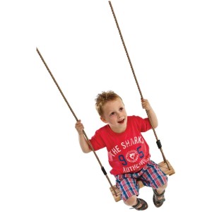 Enfant sur siège de balançoire en hêtre. Balançoire pour portique dans jardin ou aire de jeux.