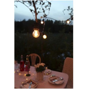 Guirlande lumineuse d'extérieur Extra Connecta avec douilles E27 au-dessus d'une table dressée.