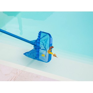 Épuisette de fond Steinbach en utilisation : Épuisette bleue avec des feuilles dans le filet pour le nettoyage de la piscine.