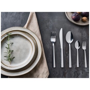 Ménagère Beliani Penne en acier inoxydable argenté, avec couteau, fourchette, cuillère sur table sombre.