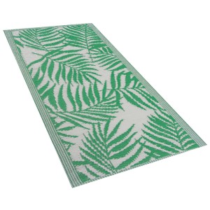 Beliani Outdoor-Teppich Kota, grün-weiß mit Palmenmuster, jacquardgewebt, 60x105 cm.