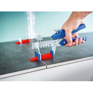 Pinze per sistema di livellamento LUX Classic 320 mm in uso per la posa di piastrelle.
