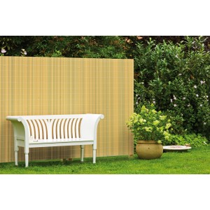 Telo ombreggiante in PVC color bambù (180x300cm) in giardino con panca e piante.