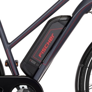 Gros plan de la batterie sur le VTC électrique pour femme Fischer Viator 1.0.